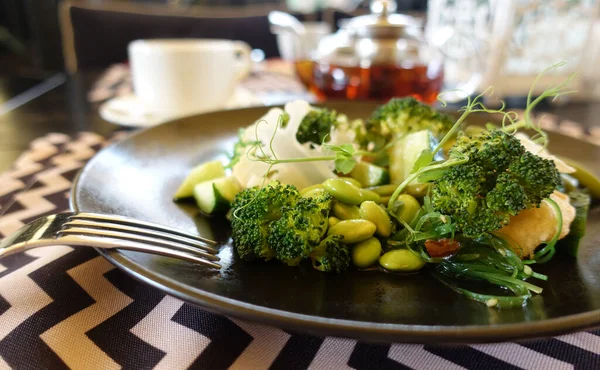 Restoranda Bir Tabakta Gurme Sebze Salatası Yeşiller Fasulyeler Lahana — Stok fotoğraf