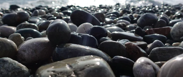 Havsstrand Med Småsten Våta Havsstenar Stranden Och Lugnt Havssurfing Stockbild