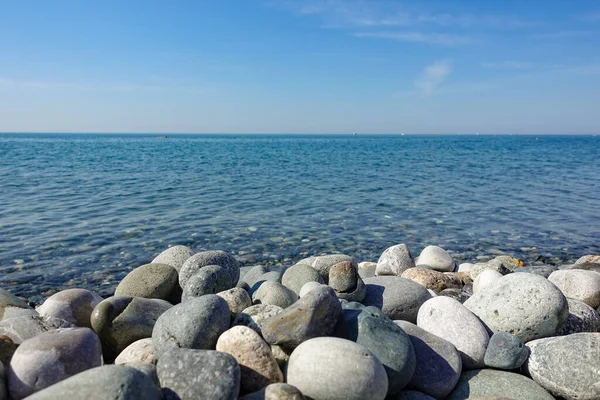 Uitzicht Zee Kiezelstrand Met Grote Stenen — Stockfoto