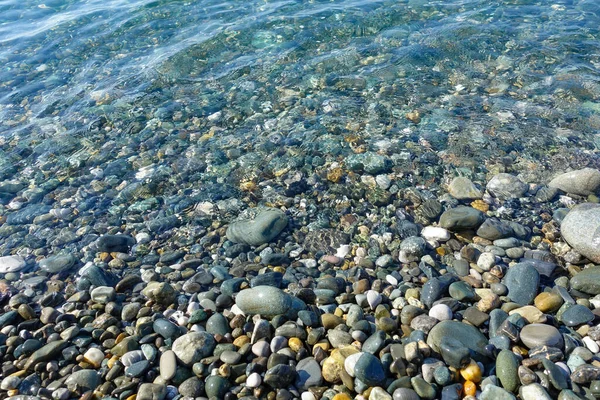 Oblázková Pláž Výhled Moře Mořské Pobřeží Klidnou Čistou Vodou — Stock fotografie