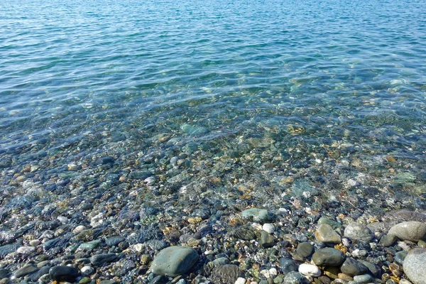 Stenig Strand Havsutsikt Havsstrand Med Lugnt Klart Vatten Stockfoto
