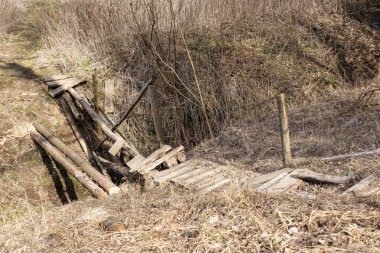 Nehir üzerindeki kırık ahşap köprü (Rusya)