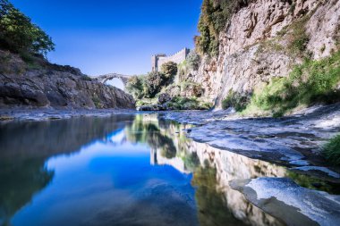 Köprü ve antik Vulci Fiora Nehri üzerinde eski kale