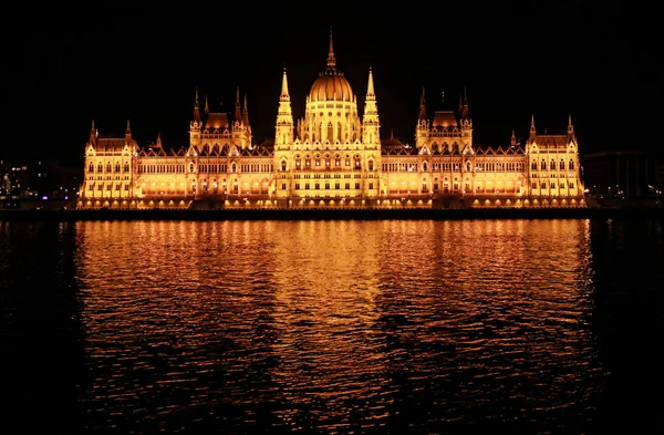 Palais du Parlement de Budapest pendant la nuit — Photo