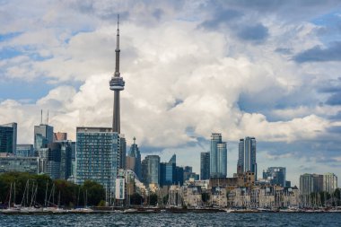 Bulutlu arka planda Toronto şehri