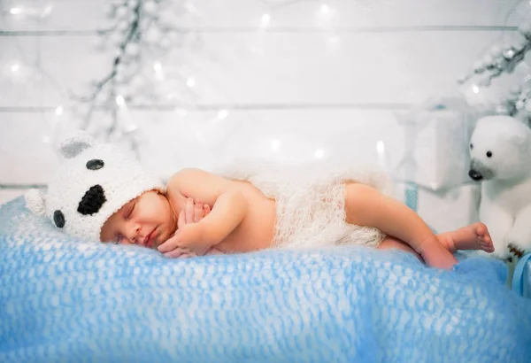 Yeni doğan bebek Noel üzerinde uyuyor — Stok fotoğraf