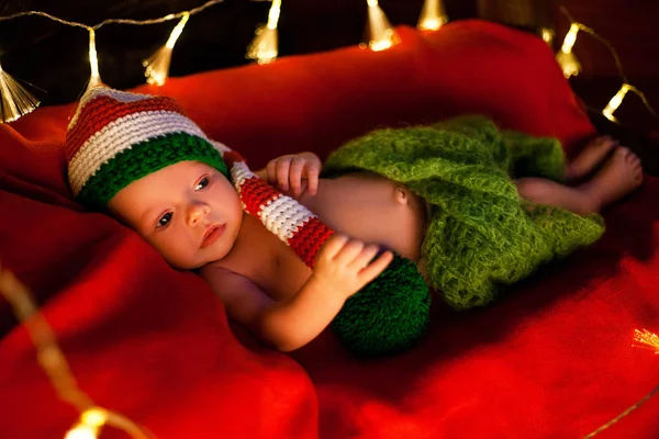 Pasgeboren baby in de wieg met Kerstmis. Closeup — Stockfoto