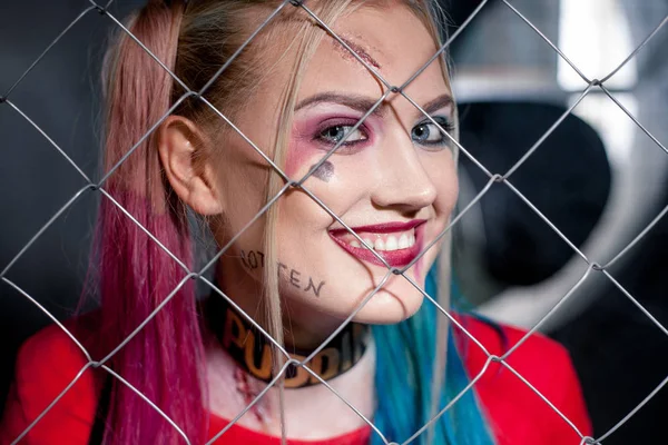 Retrato de sorridente cosplayer menina no traje Harley . — Fotografia de Stock