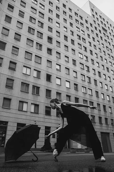 Μπαλαρίνα με ομπρέλα σε δρόμο της πόλης — Φωτογραφία Αρχείου