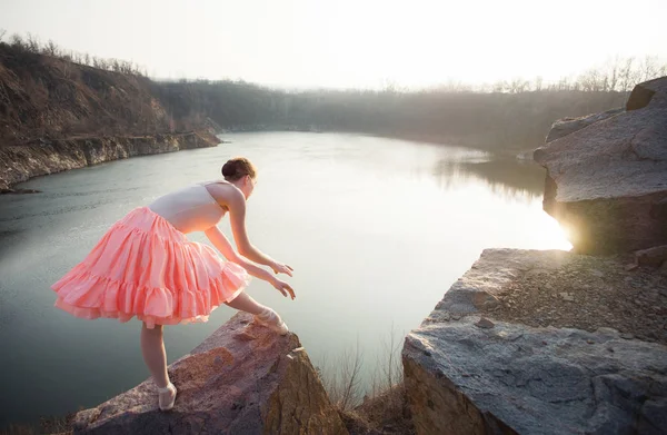 Bailarina en pose de ballet sobre el lago —  Fotos de Stock