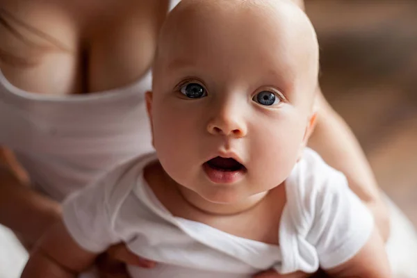 Sürpriz bakışla küçük bebek portresi. — Stok fotoğraf