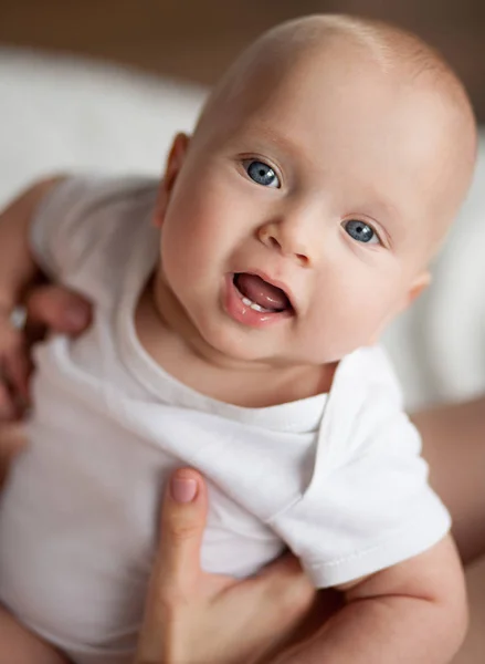 Retrato de bebé pequeño con aspecto sorprendido . —  Fotos de Stock