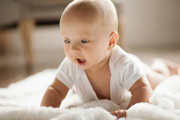 Retrato de bebé pequeño con aspecto sorprendido . —  Fotos de Stock