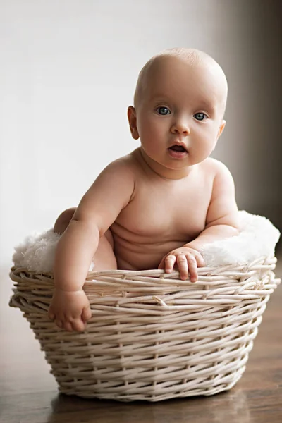 Retrato de bebé pequeño con aspecto sorprendido . —  Fotos de Stock