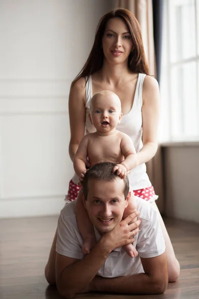 A baba boldog fiatal család. — Stock Fotó