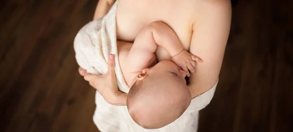 Мама кормит грудью своего ребенка . — стоковое фото