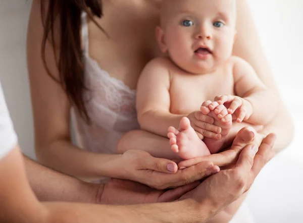 Bébé entre les mains de la mère et du père . — Photo