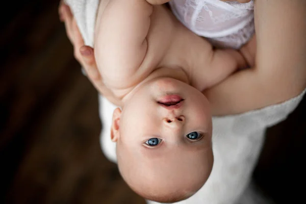 Mãe segura bebê . — Fotografia de Stock