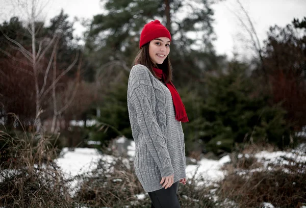 Lány piros kalap és sál, winter park séta. — Stock Fotó