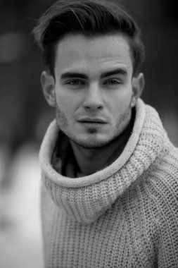 Kazaklı genç bir adam portresi.