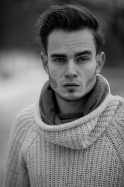 Soğuk kış havalarda portre genç adam. 