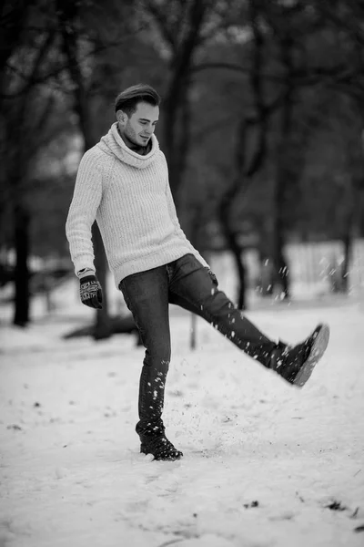 Giovane uomo che cammina nel freddo inverno . — Foto Stock