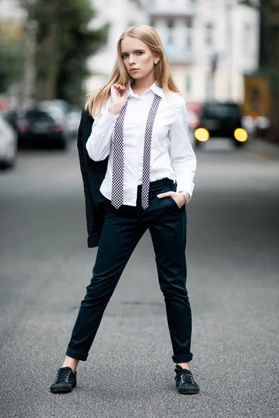 Chica en camisa y corbata en la calle de la ciudad . —  Fotos de Stock