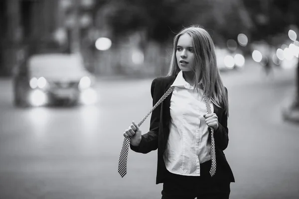 Chica en la calle de la ciudad en camisa y corbata . —  Fotos de Stock