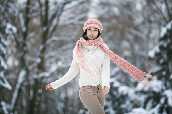 Lány a sál pulóver és a hat téli erdőben. — Stock Fotó