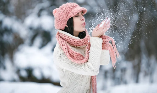 Menina em suéter cachecol e chapéu na floresta de inverno . — Fotografia de Stock