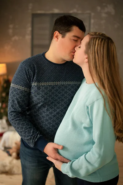 Mujer embarazada besándose con su marido . — Foto de Stock