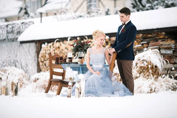 Winter wedding outdoors on background of snow-covered house. — Stock Photo, Image