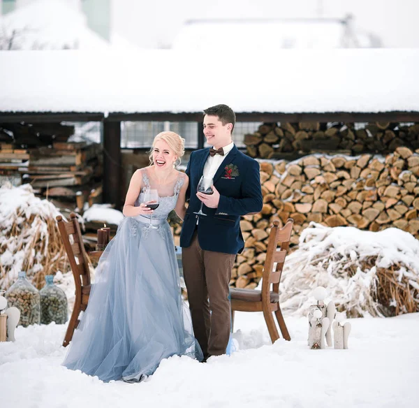 Boda de invierno al aire libre sobre fondo de nieve y leña . — Foto de Stock