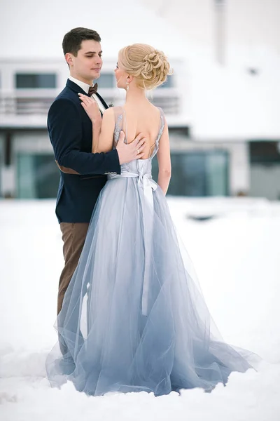 Casamento de inverno ao ar livre no fundo da neve. Fechar . — Fotografia de Stock