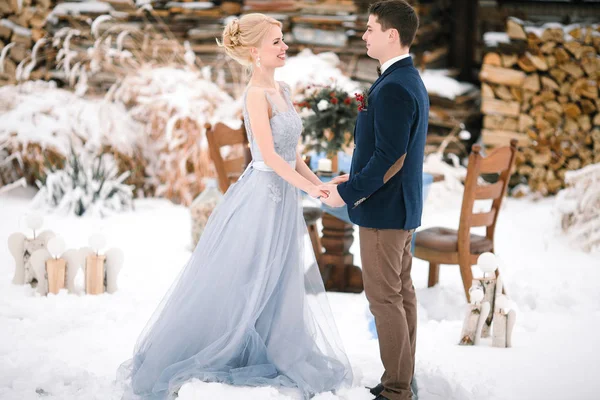 Casamento de inverno ao ar livre na neve e fundo de lenha . — Fotografia de Stock