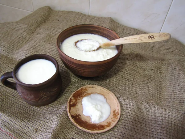 Hausgemachter Joghurt in Keramik handgemacht auf Jute-Hintergrund. — Stockfoto
