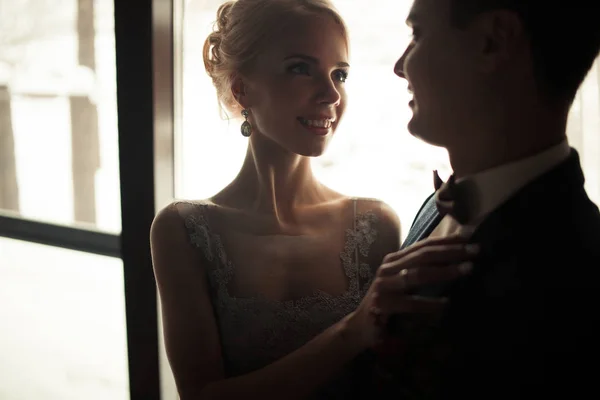 Portrait de mariée et marié souriant sur fond de fenêtre . — Photo