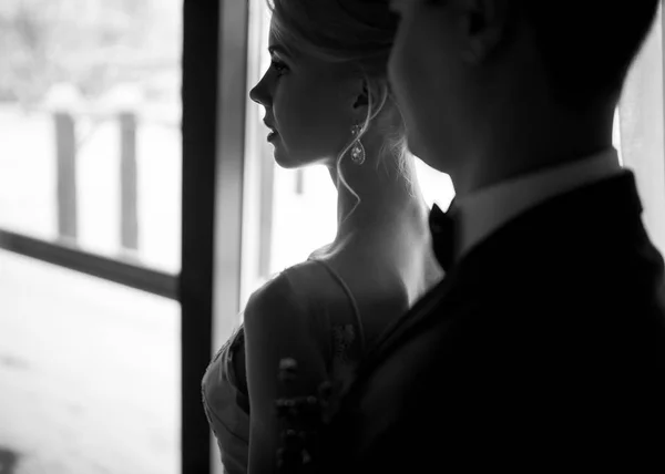 Portrait de mariée et marié sur fond de fenêtre . Photo De Stock