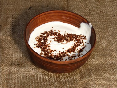 Boyalı kalp romantik kahvaltıyla jüt arka plan üzerinde Sevgililer günü.