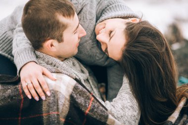 Genç kadın ve erkek üzerinde kış piknik. 