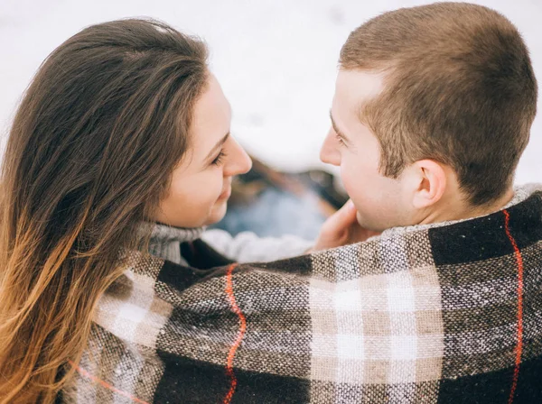 Jonge vrouw en man gebundeld plaid op winter picknick. — Stockfoto