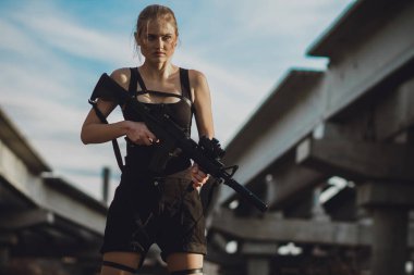 Makineli tüfek kostüm Croft kızla cosplayer.