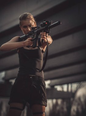 Makineli tüfek kostüm Croft kızla cosplayer.
