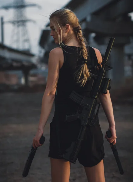 Cosplayer flicka med kulspruta bakom ryggen och pistoler i kostnad — Stockfoto