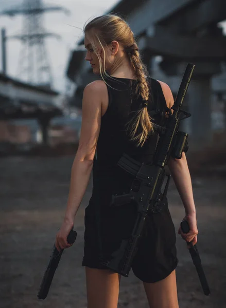 Makineli tüfek arka ve maliyet tabanca geride cosplayer kıza
