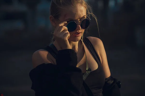 Porträt eines Cosplayer-Mädchens mit Sonnenbrille im Kostüm Kate. — Stockfoto