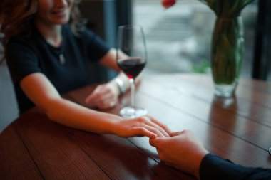 Genç adam kadının elinden tutar ve onun evlilik proposa yapar