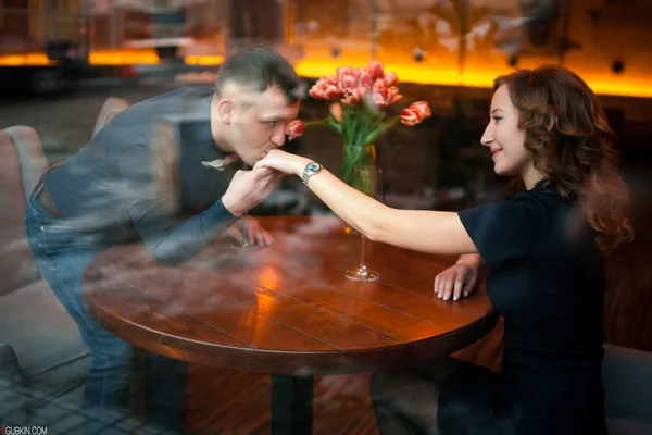 Joven hombre besa a la mujer por la mano y hace sus proposiciones de matrimonio — Foto de Stock