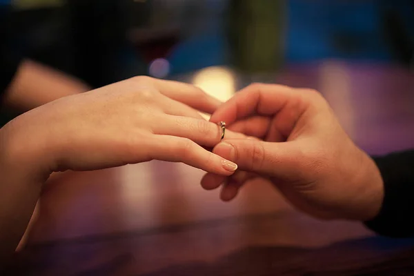 Genç adam yapar kadın evlenme teklifi ve bir nişan r koyar — Stok fotoğraf