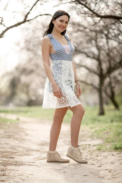 Jonge vrouw op wandeling in lentetuin. — Stockfoto